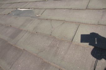 スレート屋根ひび割れ状況1 b610f26177ad2e13a1aa784fa67a5330